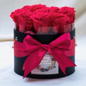 Las rosas rojas, símbolo universal del amor y la admiración, son un regalo clásico que nunca pasa de moda. Su vibrante color rojo intenso evoca emociones profundas y sentimientos sinceros, convirtiendo este bouquet en un gesto perfecto para expresar tus sentimientos más profundos hacia esa persona especial en tu vida.